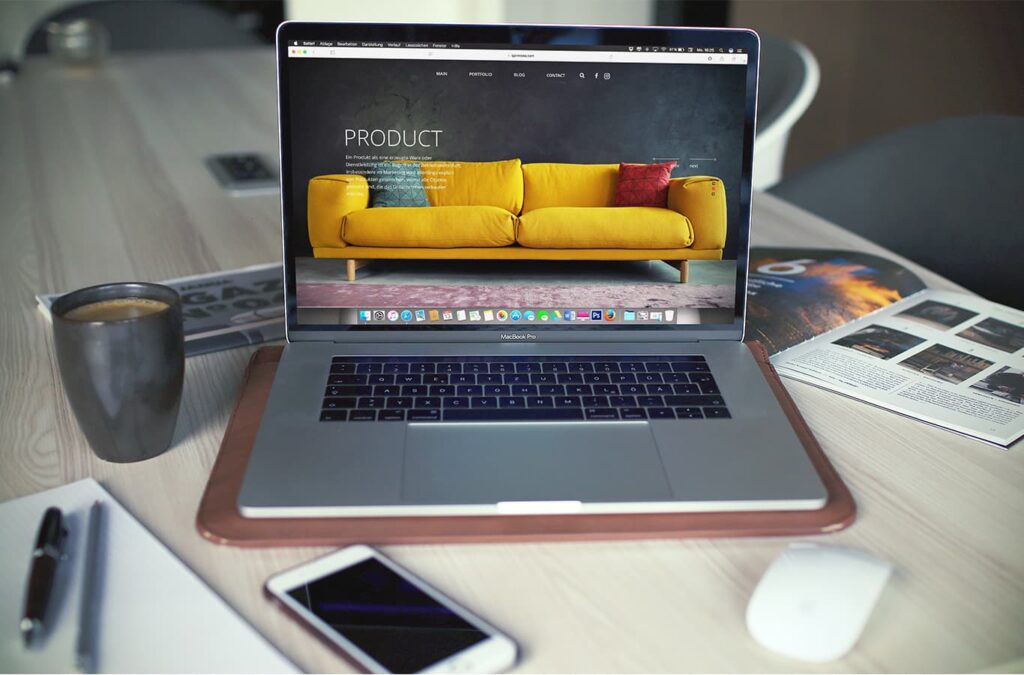 Manfaat Website Sebagai Media Marketing bagi Pelaku Bisnis dan Usaha Sebuah laptop yang sedang menampilkan website perusahaan