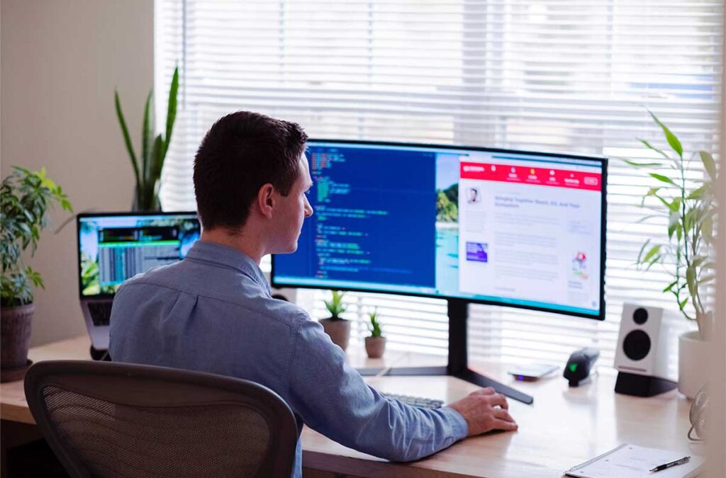11 Skill yang Harus Dimiliki Seorang Front End Developer seorang front end developer yang sedang bekerja didepan komputer.