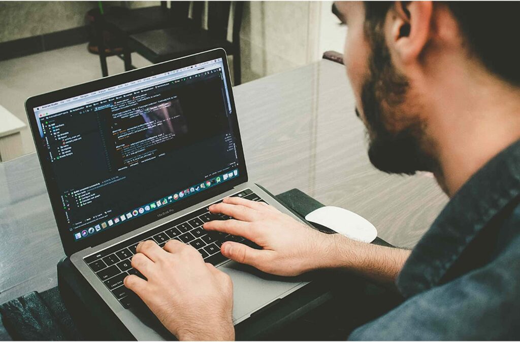 15 Software Untuk Membuat Aplikasi Android Seseorang yang sedang mengunakan tool aplikasi android