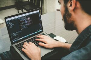 Seseorang yang sedang mengunakan tool aplikasi android