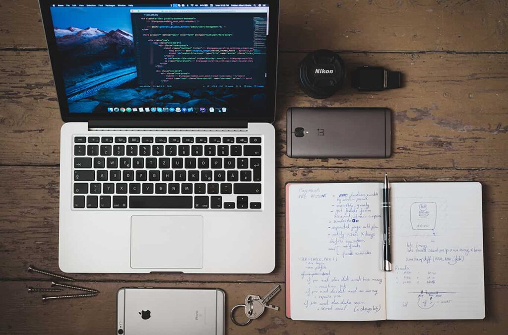 20 Bahasa Pemrograman Mobile yang Banyak Digunakan Terdapat sebuah laptop yang menampilkan bahasa pemrograman mobile