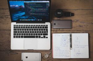 Terdapat sebuah laptop yang menampilkan bahasa pemrograman mobile