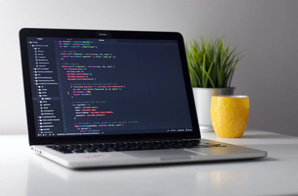 Laravel vs CodeIgniter: Framework Mana yang Terbaik? Terdapat laptop yang sedang membuka hasil codingan.