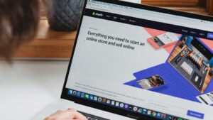 Laptop yang menampilkan website e-commerce