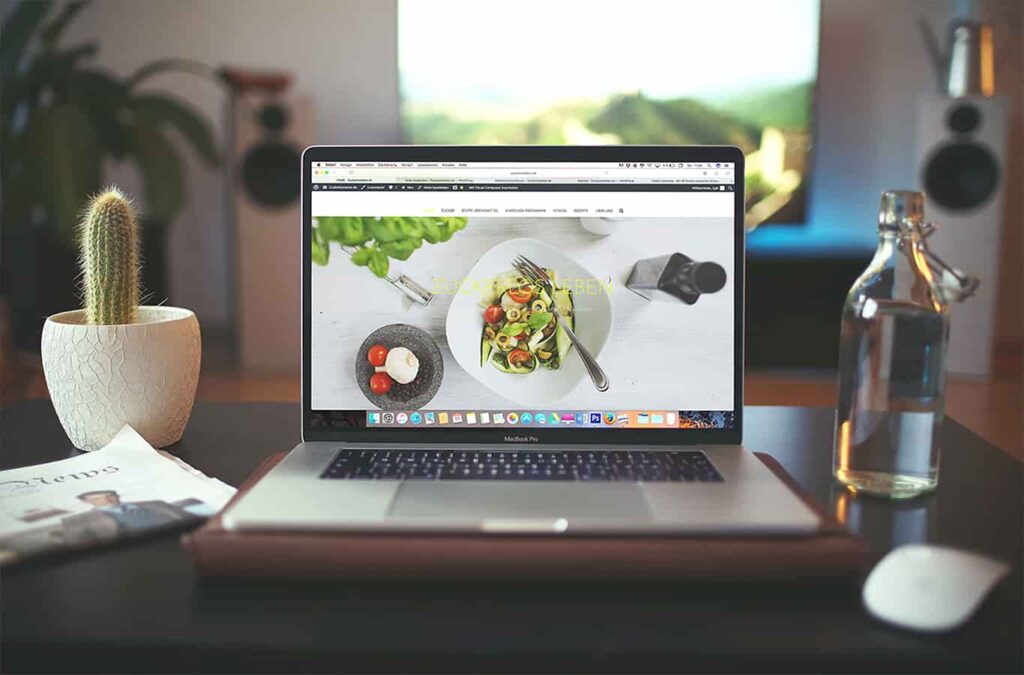 Manfaat Website untuk Bisnis yang Wajib Diketahui Sebuah laptop yang menampilkan website bisnis.