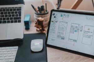 Komputer tablet yang menampilkan design untuk mengembangkan UI UX