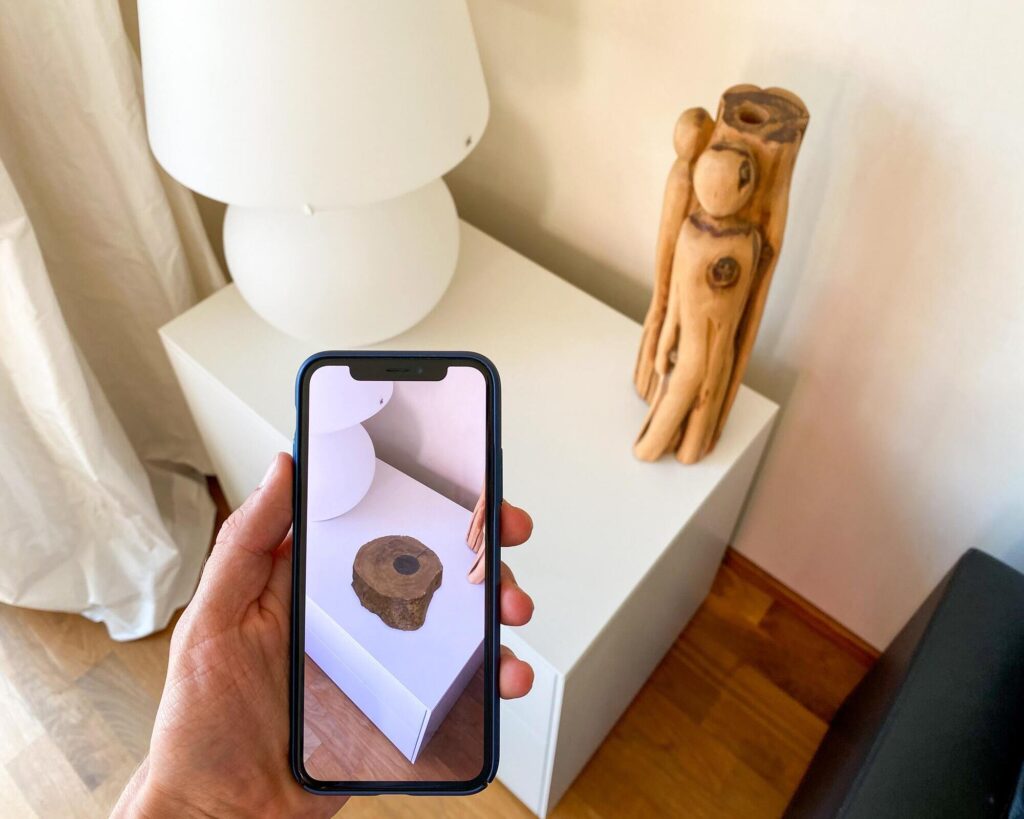 Augmented Reality: Definisi, 4 Contoh, Jenis & Cara Kerjanya augmented reality