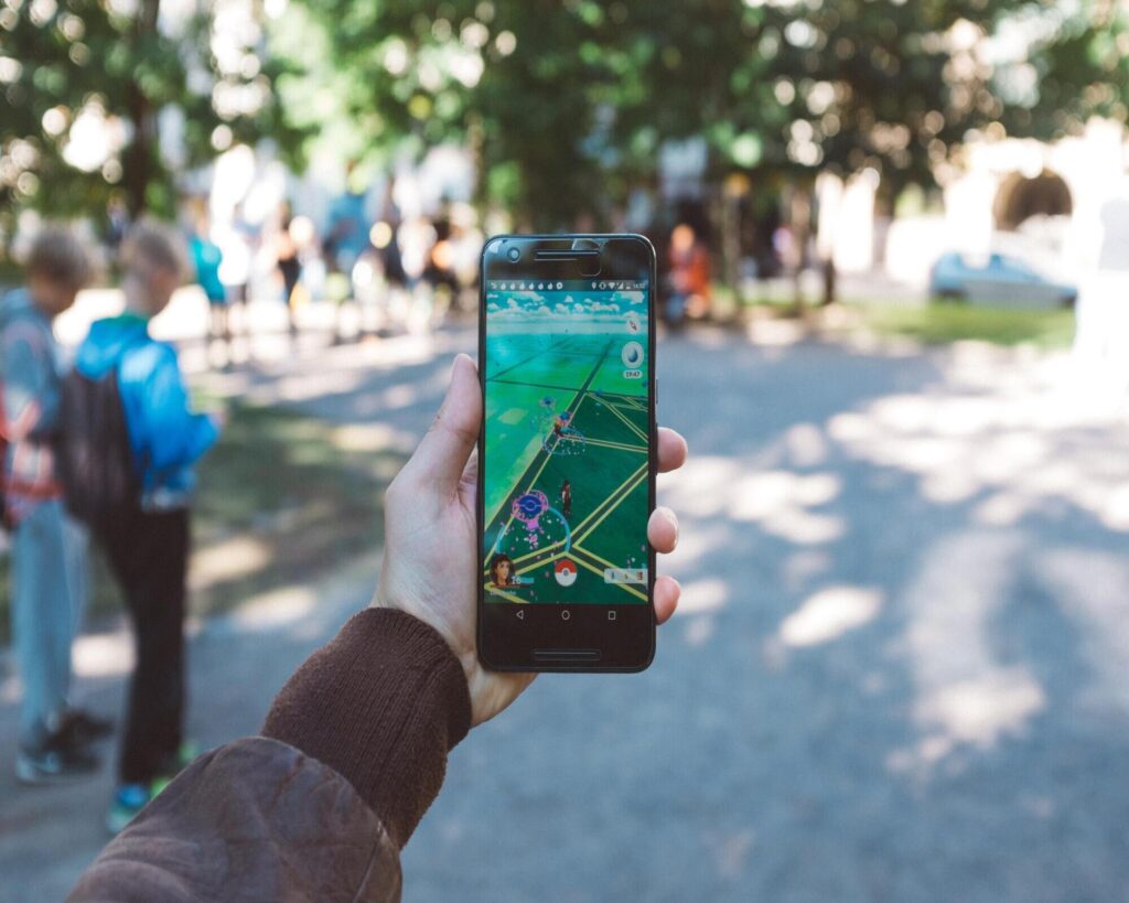 Mengenal Augmented Reality Dan Bedanya Dengan Virtual Reality Augmented reality in game 1