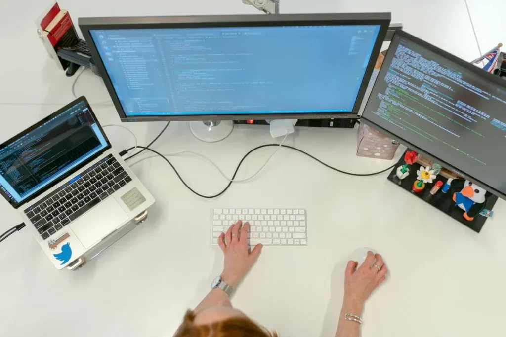 Apa itu DevOps: Sejarah, Tugas, Tools, dan Gajinya developer dan operational