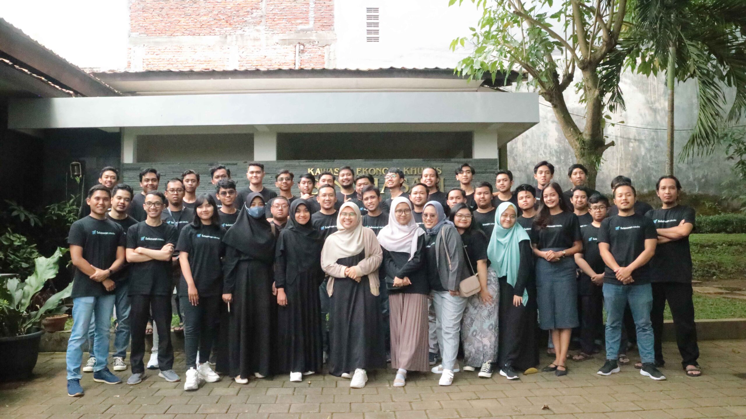 Foto bersama tim Sekawan Media di KEK Singhasari