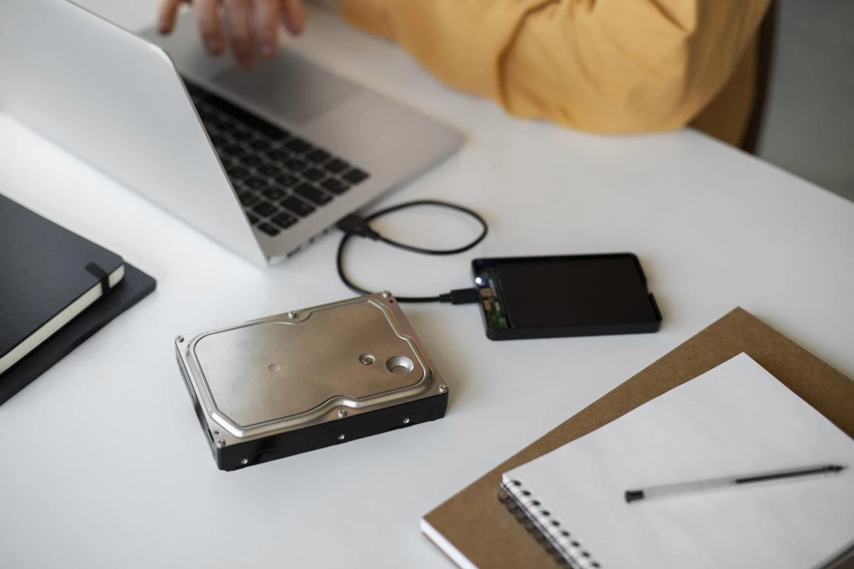8 Perbedaan SSD dan HDD, Berdasarkan Harga, Kecepatan & Usia Perbedaan SSD dan HDD