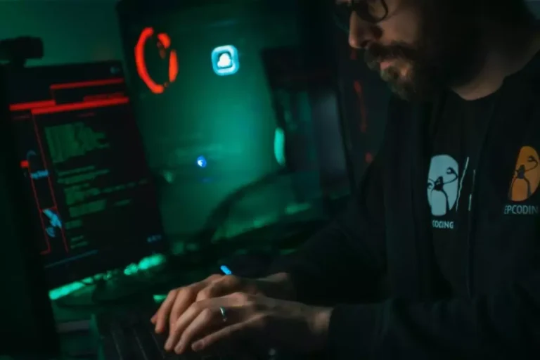 Cyber Crime: Arti, Jenis, Contoh, Ciri-ciri, dan Dampaknya