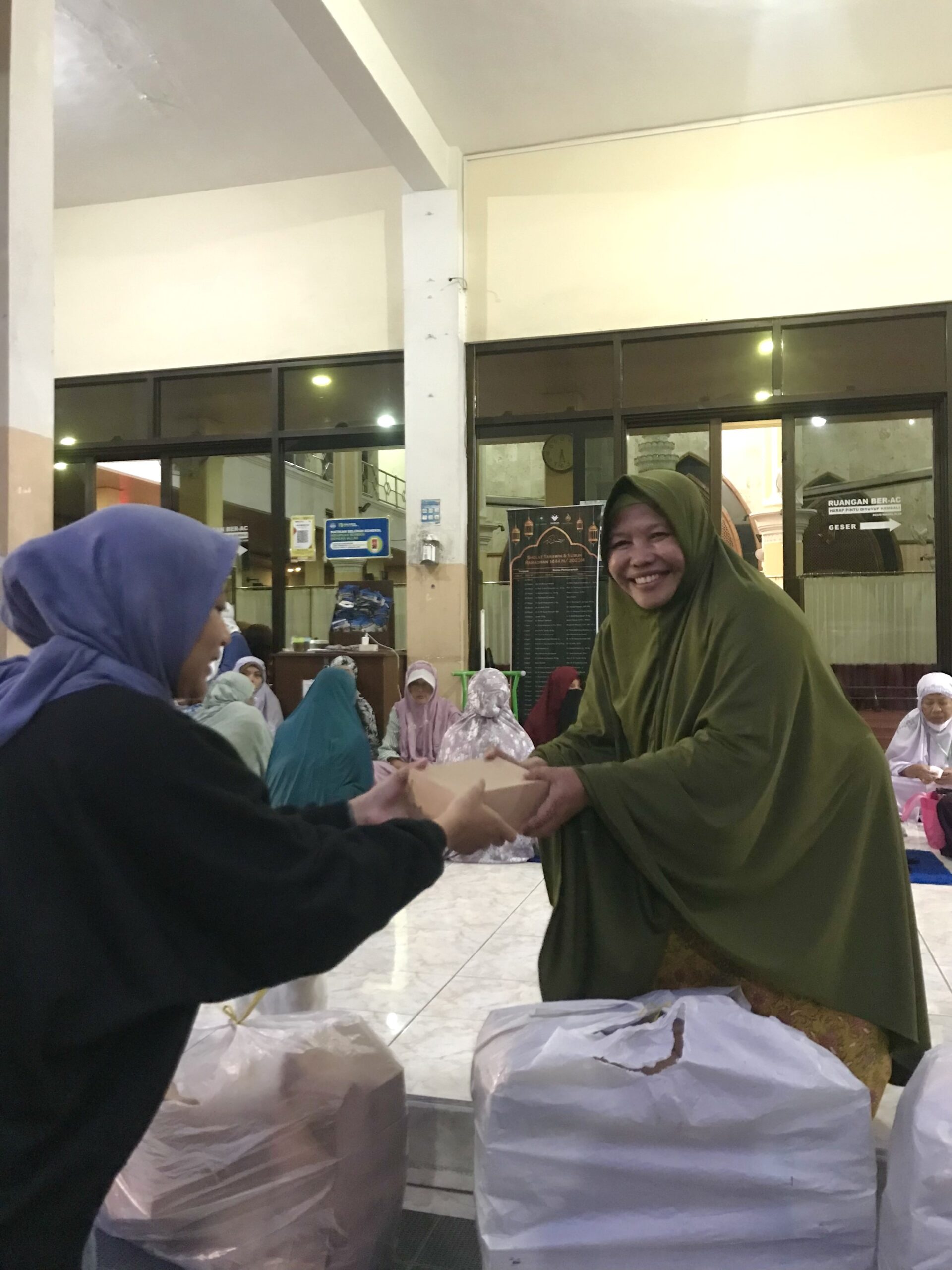 Pembagian takjil oleh tim sekawan media pada masjid manarul kota malang