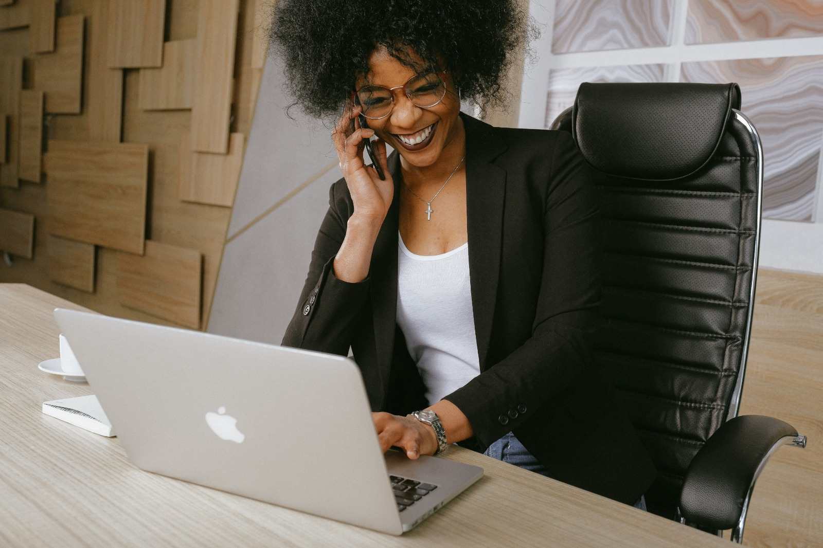 Telemarketing adalah: Pengertian, Tugas, dan 8 Tipsnya! Seorang telemarketer yang berinteraksi secara langsung dengan calon customer