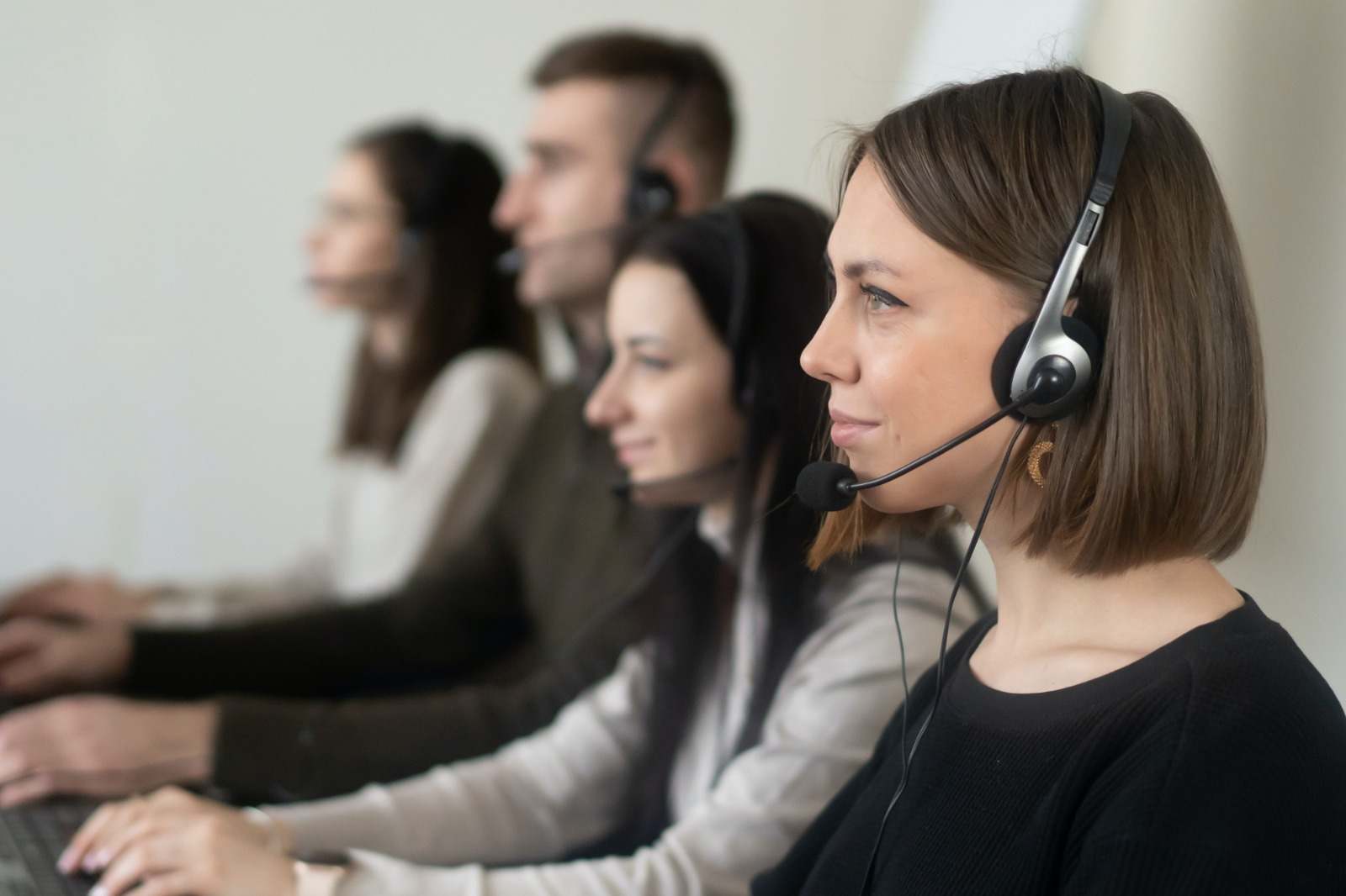 Telemarketing adalah: Pengertian, Tugas, dan 8 Tipsnya! Telemarketing adalah strategi marketing yang digunakan oleh perusahaan dengan cara menghubungi calon customer melalui sambungan telepon.