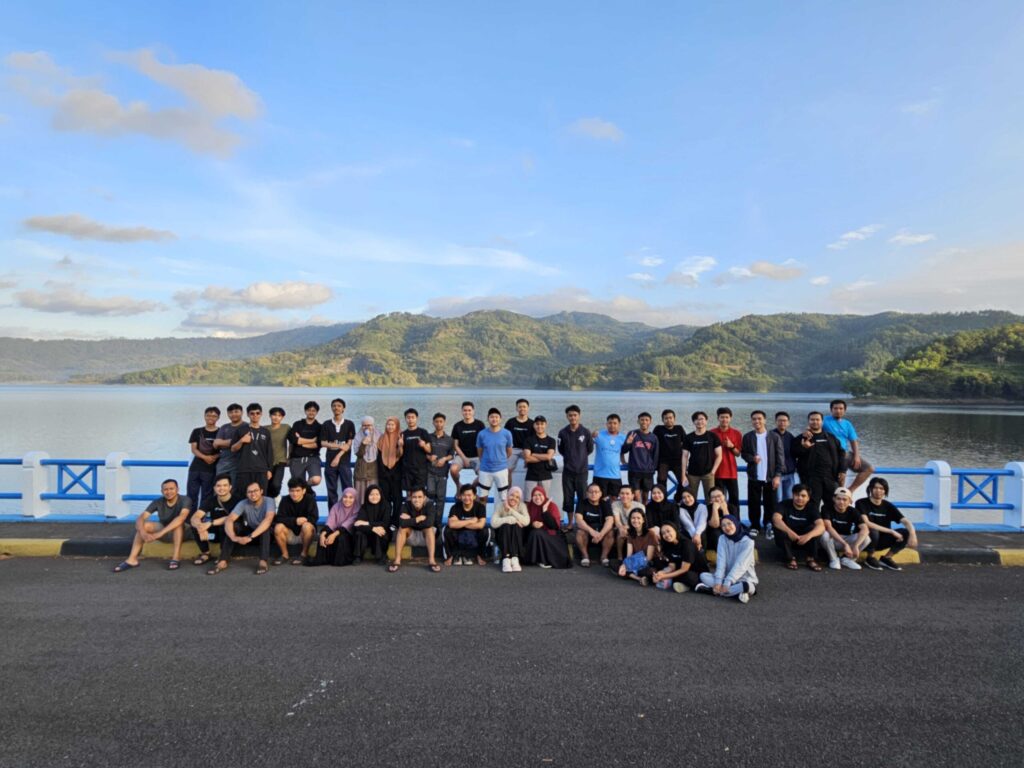Embracing The Positive Change: Recap Kawan Gathering 2023 Foto Bersama tim Sekawan Media di Bendungan Wonorejo