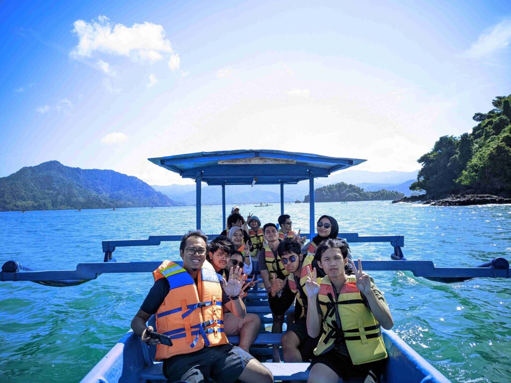 Embracing The Positive Change: Recap Kawan Gathering 2023 Foto bersama tim Sekawan Media di Pantai Karanggongso hari kedua Kawan Gathering 2023