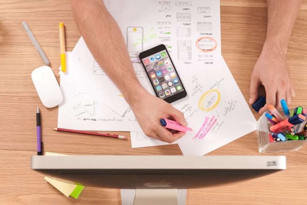 Marketing: Pengertian, Tujuan, 7 Fungsi, Skill dan Karir gambar tim marketing sedang melakukan perencanaan