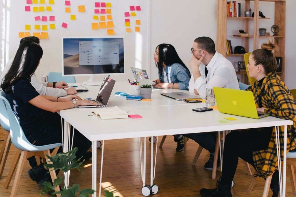 Apa itu STP Marketing? Ini Manfaatnya untuk Bisnis! Tim marketing sedang merencanakan stp marketing pada sebuah brand