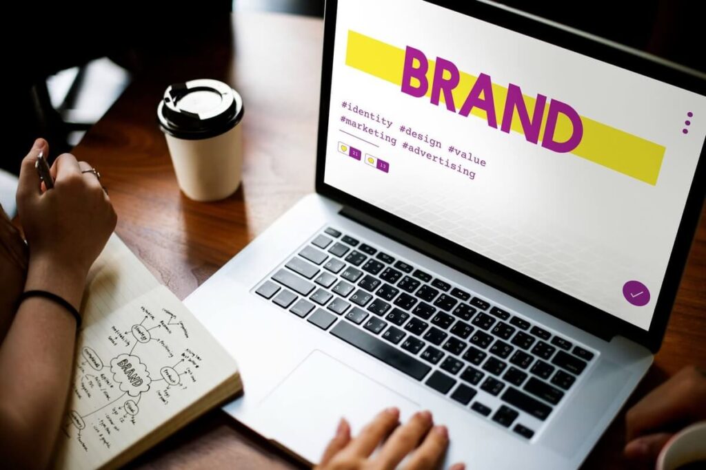 Definisi Brand Awareness dan 4 Cara Meningkatkannya Membangun brand awareness yang kuat dengan melakukan riset di depan laptop