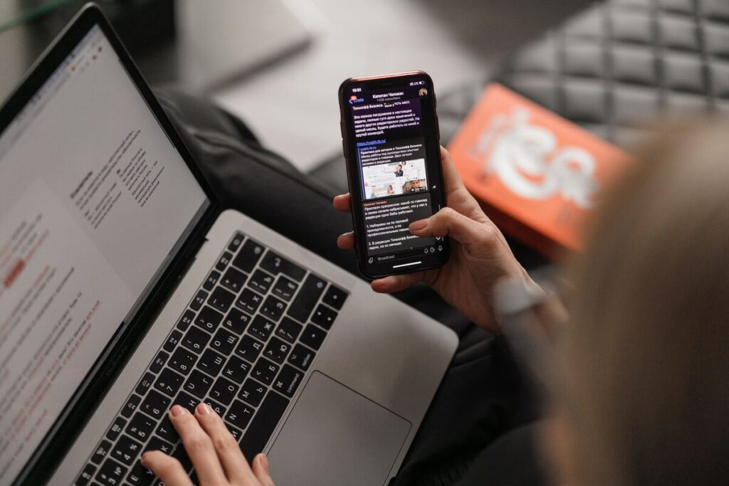 Follow Up: Pengertian, Tujuan, Cara, dan Contohnya gambaran tim marketing melakukan follow up