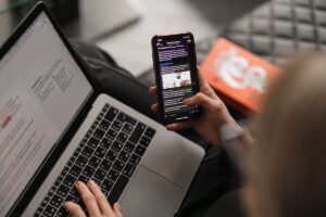 gambaran tim marketing melakukan follow up