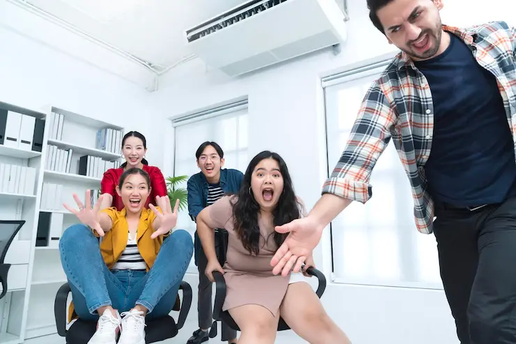 Apa Itu Ice Breaking? Ini Pengertian &Amp; Contoh Permainannya! Ice breaking di kantor main kursi 5 orang