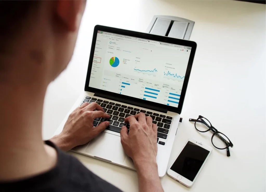 Gantt Chart adalah: Fungsi, Contoh, dan Cara Membuatnya orang sedang mengetik sesuatu di tab laptop