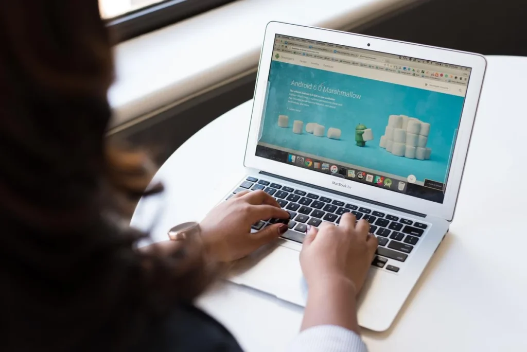 Pengertian SaaS Beserta Kelebihan, Kekurangan, dan Contoh aplikasi SaaS in laptop