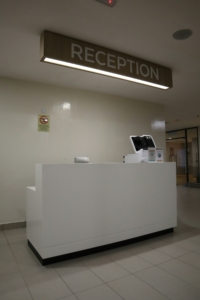 Meja resepsionis rumah sakit modern untuk pendaftaran pasien