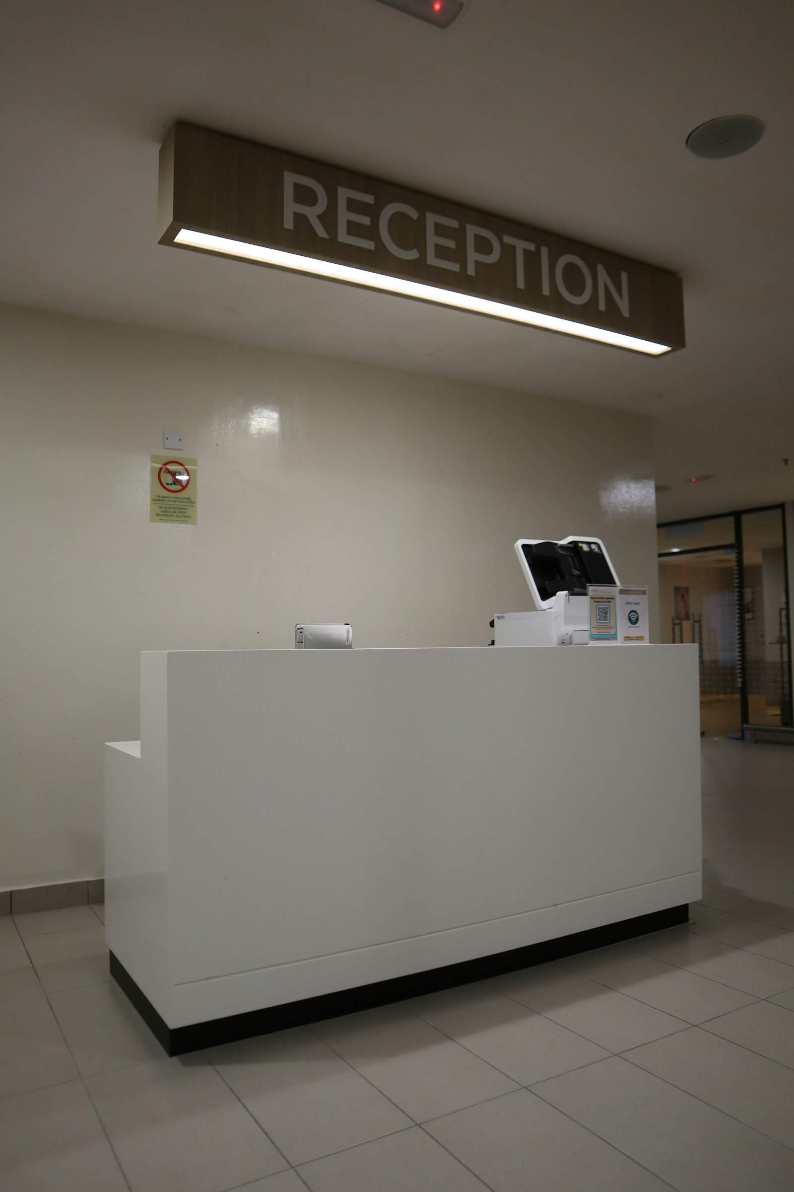 Meja resepsionis rumah sakit modern untuk pendaftaran pasien