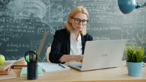 Ilustrasi belajar online dengan aplikasi LMS di laptop