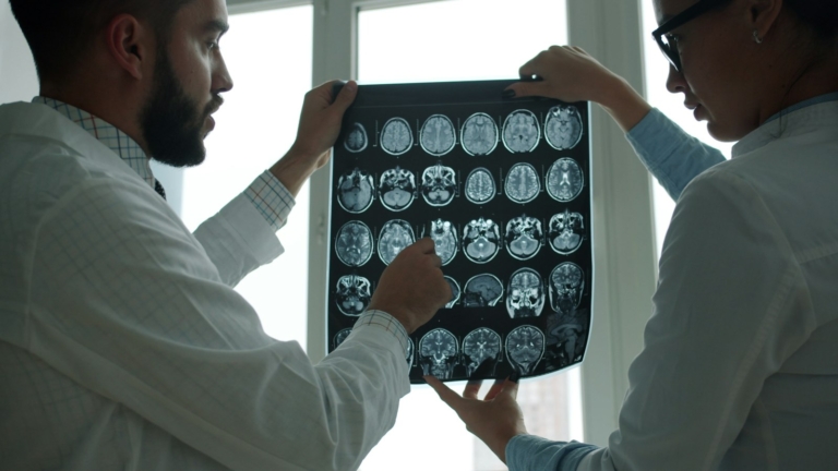 Dua dokter memeriksa hasil pemindaian bersama sebagai ilustrasi modul radiologi SIMRS