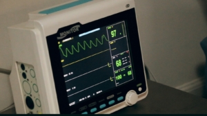 Monitor medis menampilkan data vital pasien secara digital