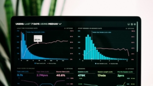 Grafik analitik kinerja di layar laptop