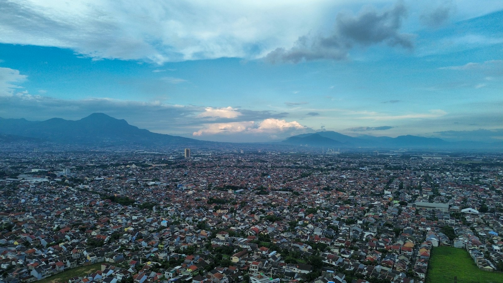 Rekomendasi Jasa Pembuatan Website di Bandung: 6 Pilihan dan Cara Memilihnya Pemandangan udara kota Bandung dengan pegunungan di kejauhan