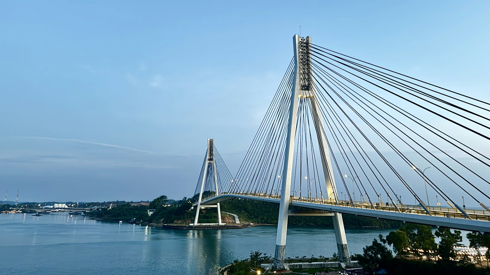 Rekomendasi Jasa Pembuatan Website di Batam: 4 Pilihan dan Cara Memilihnya Jembatan gantung dengan kabel penyangga putih yang membentang di atas laut Batam