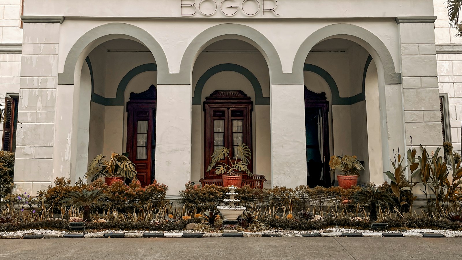 Rekomendasi Jasa Pembuatan Website di Bogor: 4 Pilihan dan Cara Memilihnya Bagian depan gedung putih bergaya kolonial bertuliskan BOGOR 1881