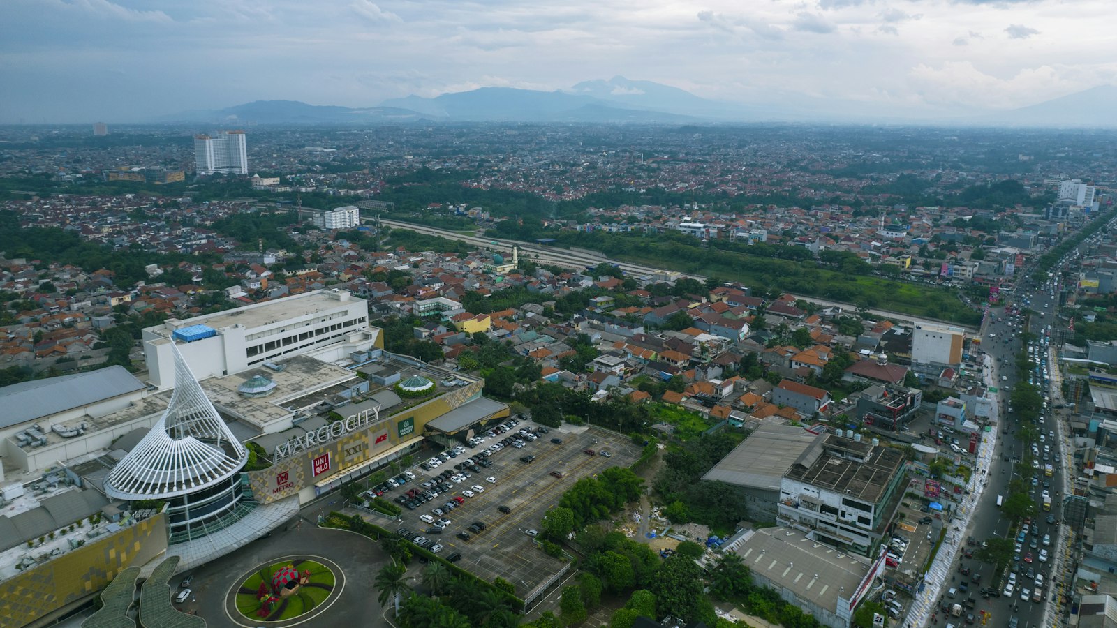 Rekomendasi Jasa Pembuatan Website di Depok: 4 Pilihan dan Cara Memilihnya Pemandangan udara kawasan perkotaan dengan pusat perbelanjaan Margo City dan jalan raya yang padat