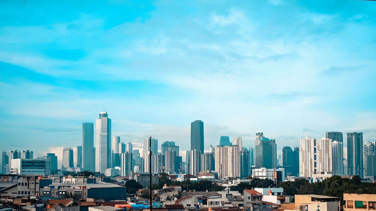 Rekomendasi Jasa Pembuatan Website di Jakarta: 9 Pilihan dan Cara Membandingkannya Gedung-gedung tinggi di pusat kota Jakarta