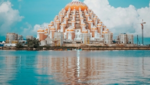 Masjid 99 Kubah berwarna oranye di tepi laut Makassar