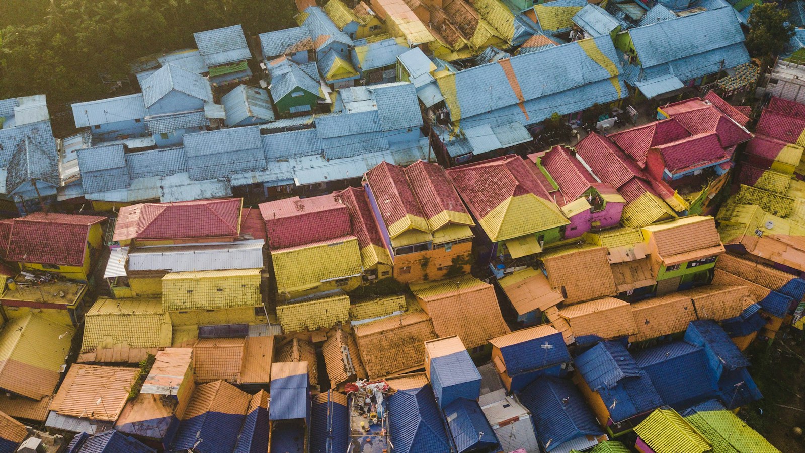 Rekomendasi Jasa Pembuatan Website di Malang: 5 Pilihan dan Cara Memilihnya Permukiman dengan rumah berwarna-warni dilihat dari atas di Malang