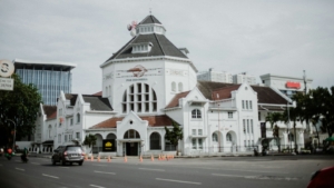 Gedung kantor pos bergaya kolonial berwarna putih di Medan