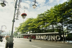 Tulisan Alun-Alun Bandung di tepi jalan yang dinaungi pepohonan