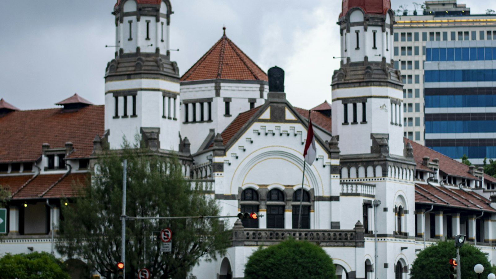 Gedung putih bersejarah dengan menara beratap merah