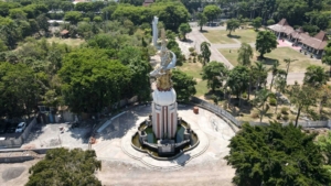 Tampak udara sebuah monumen di tengah taman yang rindang