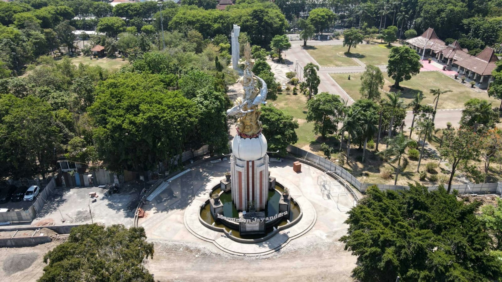 Tampak udara sebuah monumen di tengah taman yang rindang