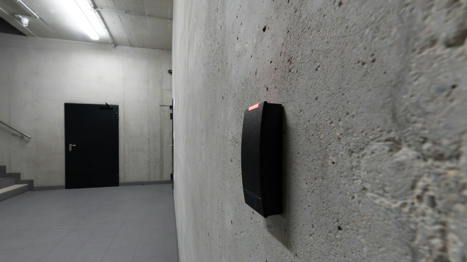 Sistem Kontrol Akses untuk Kantor dan Gedung: Komponen, Jenis Kredensial, dan Cara Memilihnya Pembaca kartu akses terpasang di dinding dekat pintu